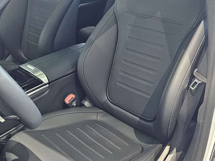 Photo 8 - Mercedes-Benz C-Class