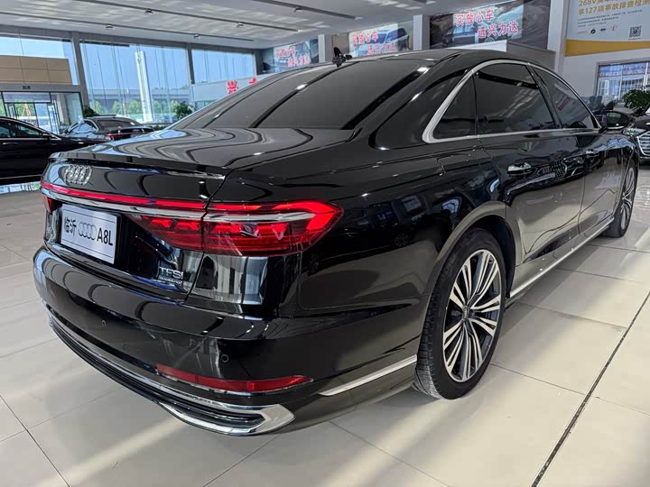 Фото 3 - Audi A8