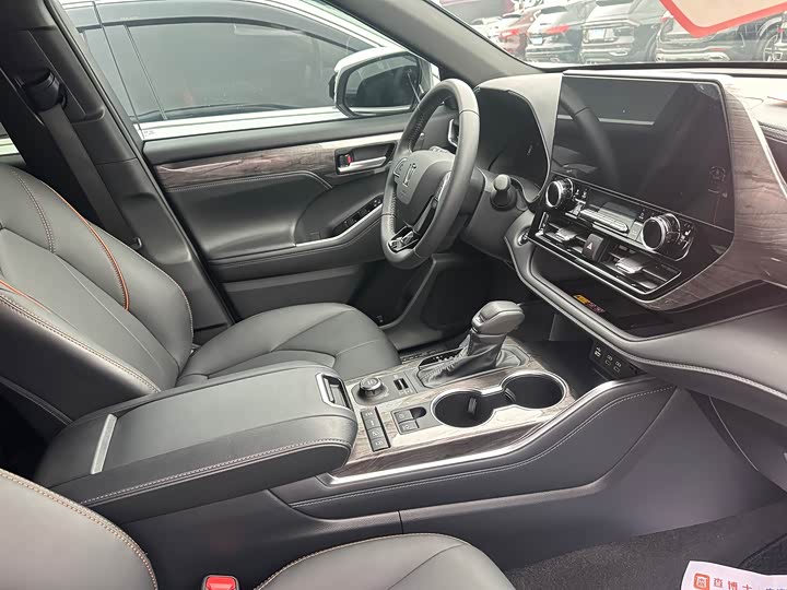 Фото 4 - Toyota Crown Kluger