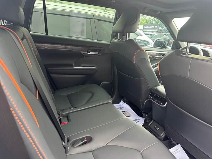 Фото 9 - Toyota Crown Kluger