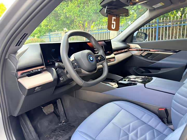 BMW i5 2025 2025款 xDrive 50L 豪华套装