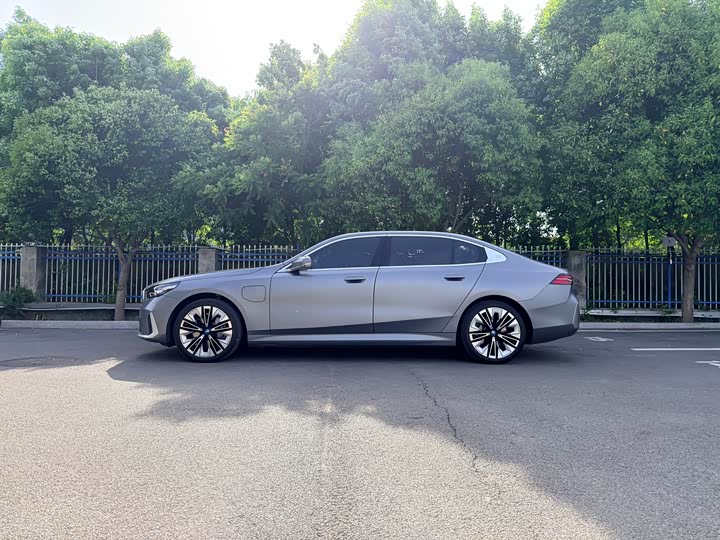 BMW i5 2025 2025款 xDrive 50L 豪华套装