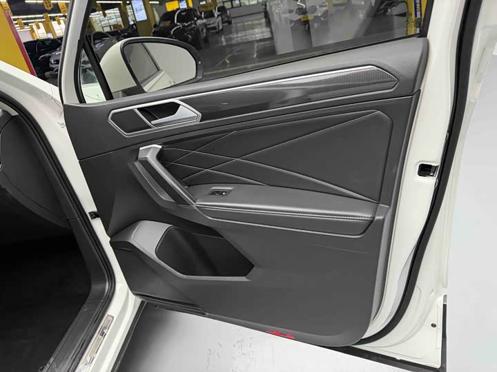Фото 2 - Volkswagen Tiguan L Pro