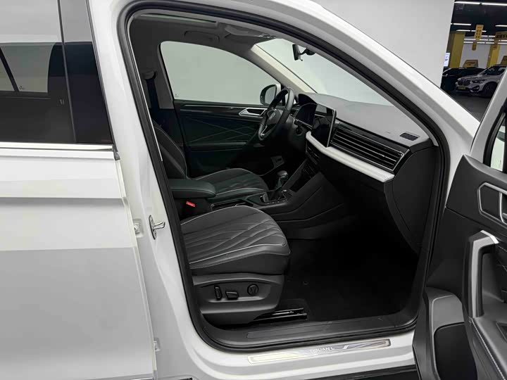 Фото 3 - Volkswagen Tiguan L Pro