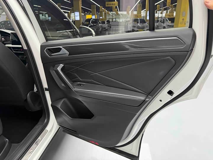 Фото 4 - Volkswagen Tiguan L Pro