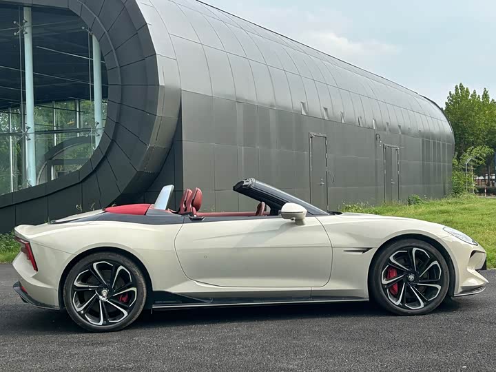 MG Motor Cyberster 2024 2024款 520km 传奇四驱红篷版