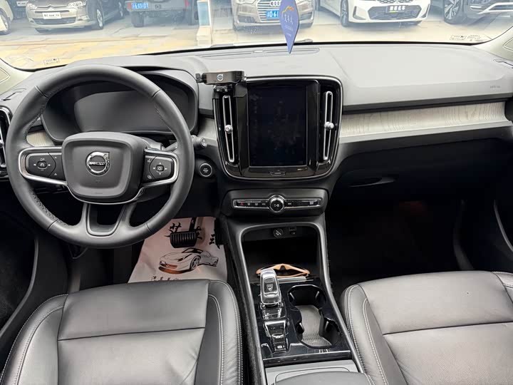Фото 3 - Volvo XC40