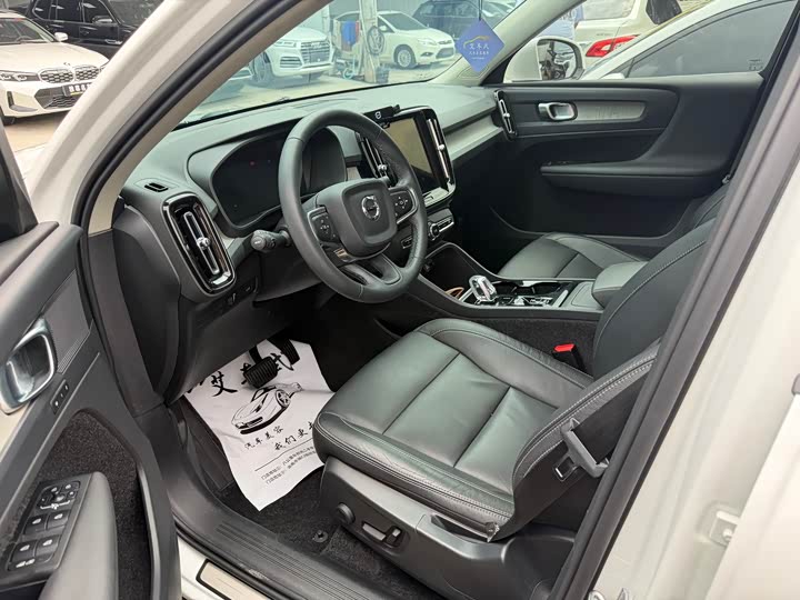 Фото 4 - Volvo XC40