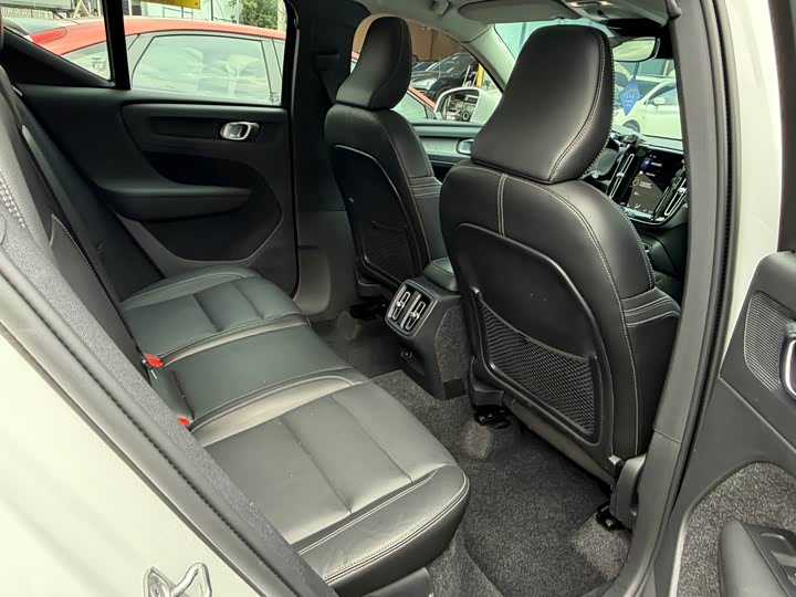 Фото 6 - Volvo XC40