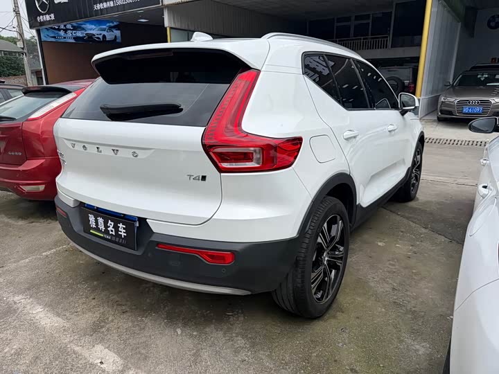 Фото 8 - Volvo XC40