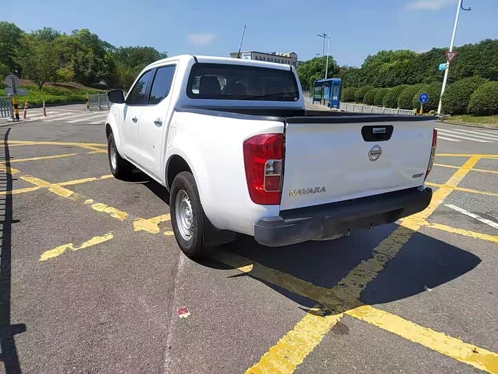 Nissan Navara 2022 2022款 2.5L 手动两驱尊贵型QR25