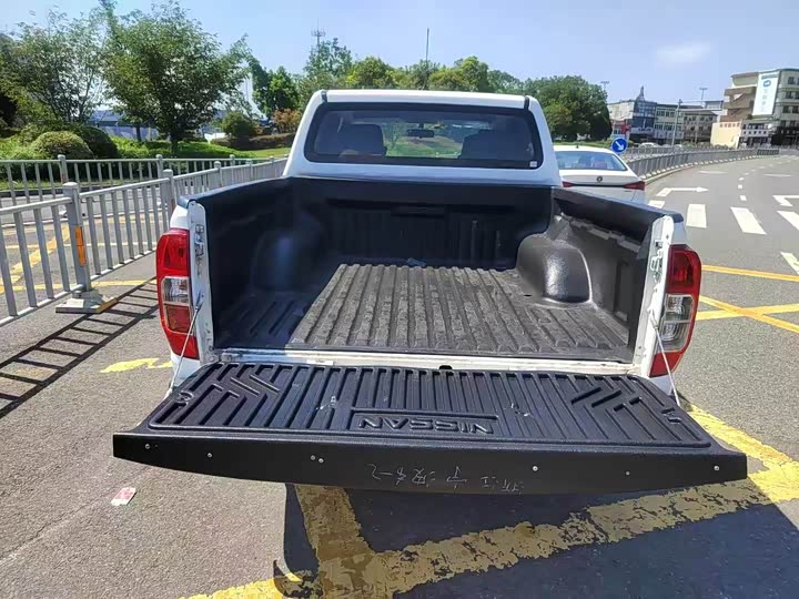 Nissan Navara 2022 2022款 2.5L 手动两驱尊贵型QR25