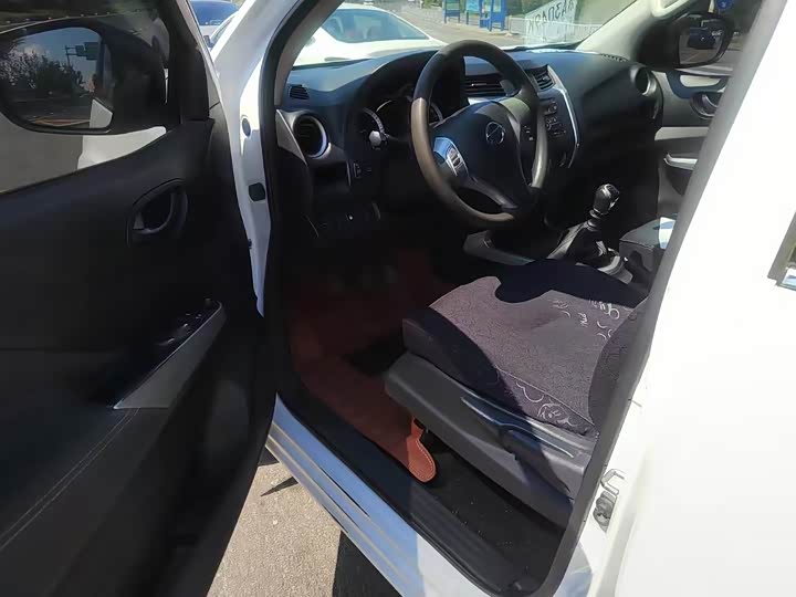 Nissan Navara 2022 2022款 2.5L 手动两驱尊贵型QR25