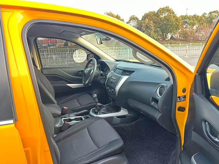 Nissan Navara 2021 2021款 2.5L 改款 手动两驱智尊型QR25