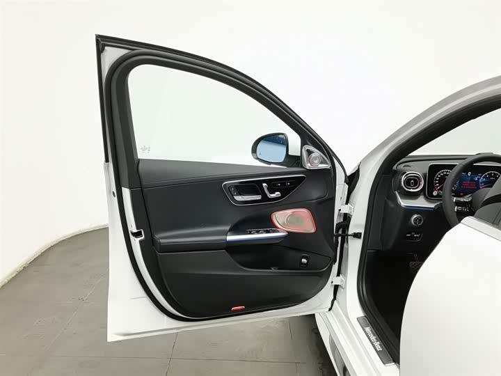 صورة 8 - Mercedes-Benz C-Class