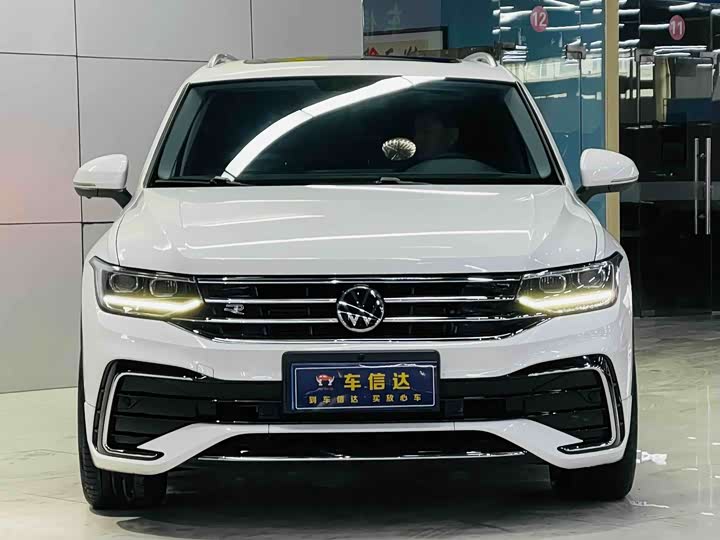 Фото 2 - Volkswagen Tiguan L Pro