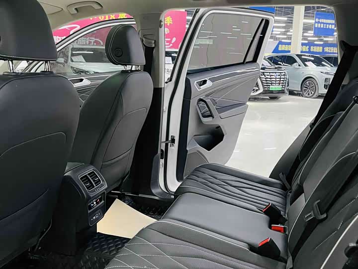 Фото 8 - Volkswagen Tiguan L Pro