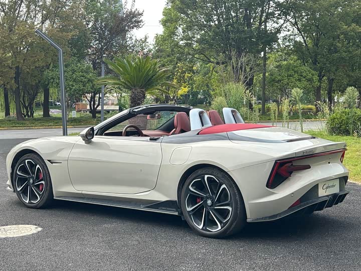 MG Motor Cyberster 2024 2024款 520km 传奇四驱红篷版