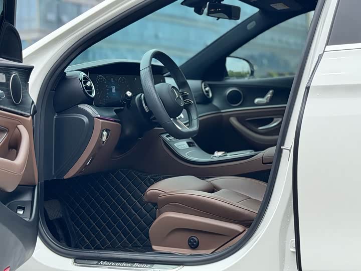 Фото 7 - Mercedes-Benz E-Class