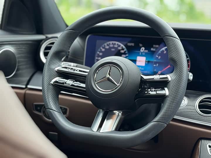 Фото 9 - Mercedes-Benz E-Class