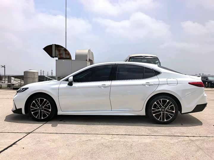 Фото 2 - Toyota Camry