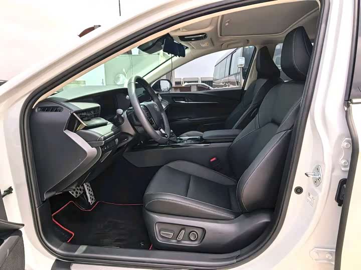 Фото 4 - Toyota Camry