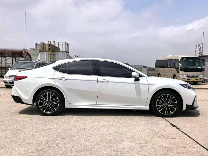 Фото 8 - Toyota Camry