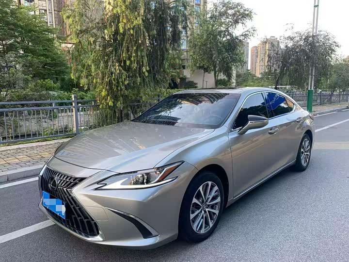 Фото 1 - Lexus ES