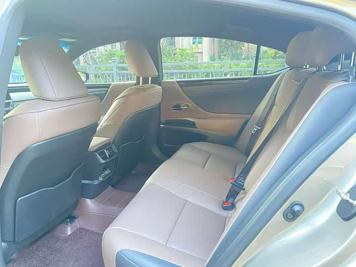 Фото 6 - Lexus ES