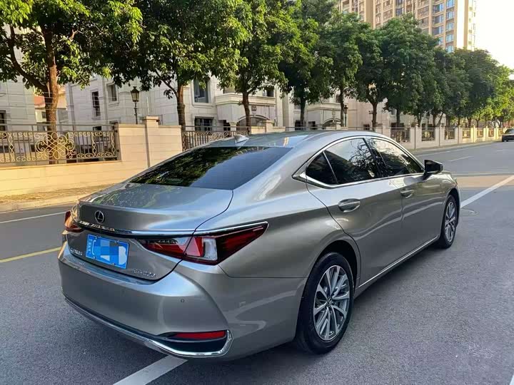 Фото 7 - Lexus ES