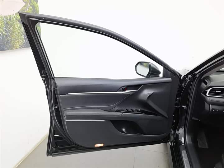 Фото 8 - Toyota Camry