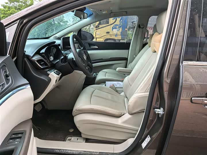 Photo 8 - Buick GL8 ES