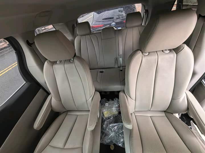 Photo 9 - Buick GL8 ES