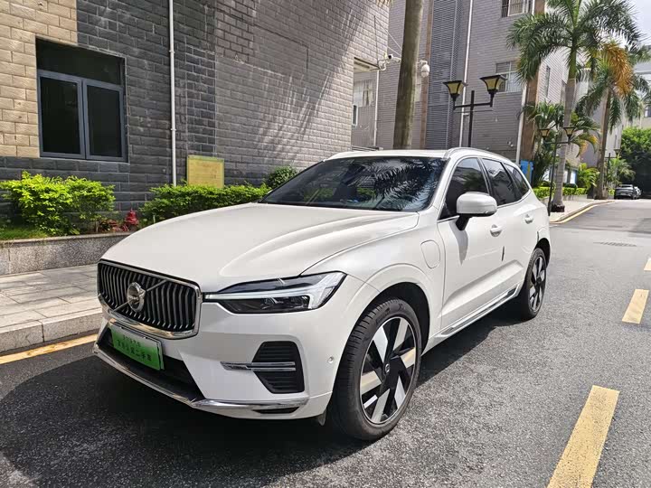 2025 Volvo XC60 Hybrid