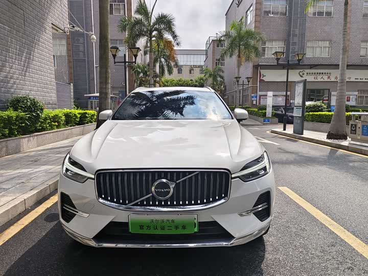 2025 Volvo XC60 Hybrid