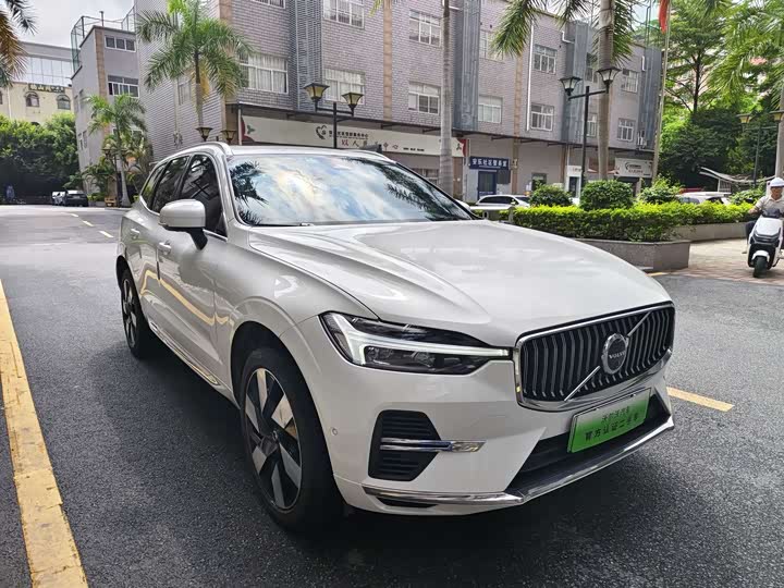 2025 Volvo XC60 Hybrid