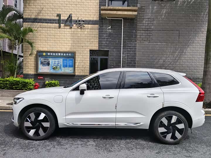 2025 Volvo XC60 Hybrid