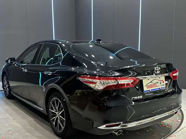 Фото 8 - Toyota Camry