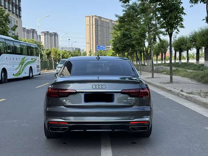 Фото 4 - Audi A4L