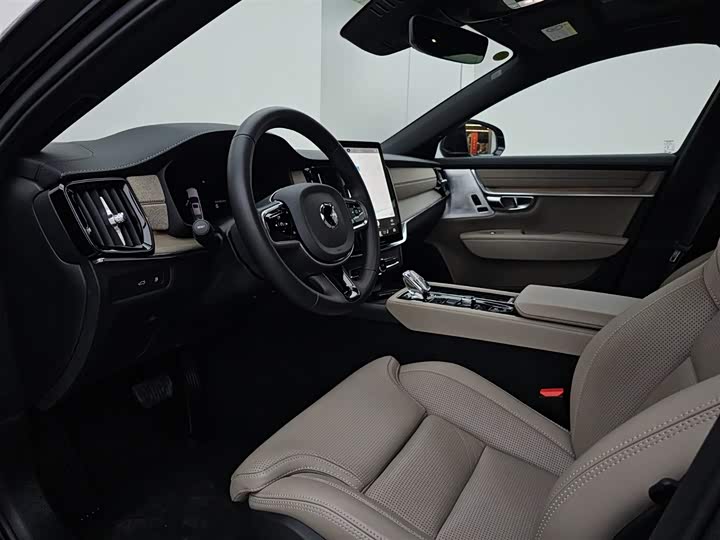 Volvo S90 Hybrid 2026 2026款 插电式混动 四驱长续航智雅豪华版