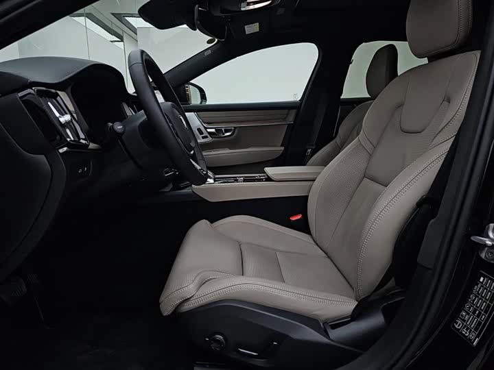 Volvo S90 Hybrid 2026 2026款 插电式混动 四驱长续航智雅豪华版
