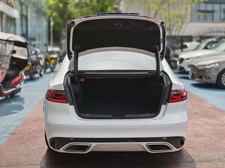 Jaguar XF L 2024 2024款 2.0T P250 两驱尊享豪华版