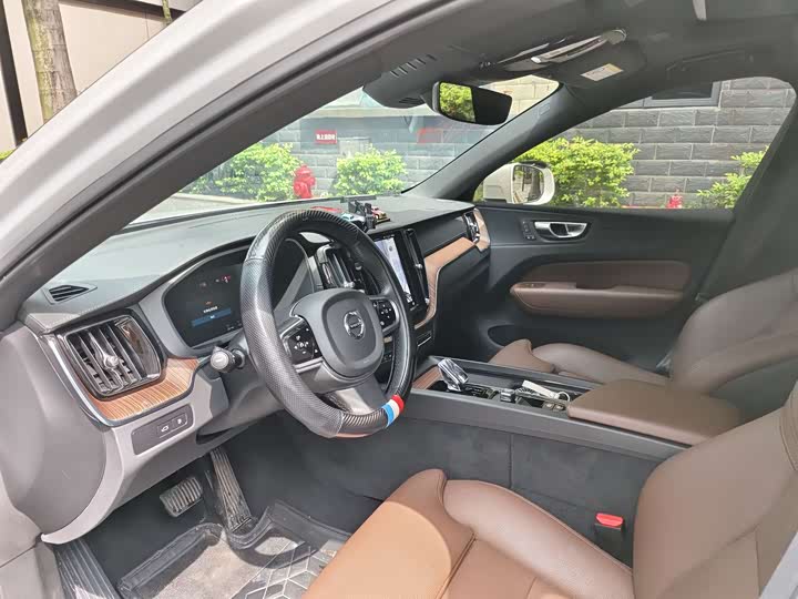 2025 Volvo XC60 Hybrid
