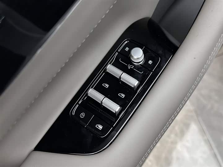 Фото 9 - Geely Atlas L
