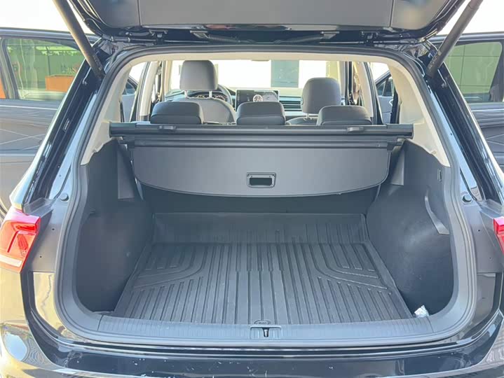 Volkswagen Tiguan L Pro 2025 2025款 出众款 330TSI 自动两驱R-Line龙耀版