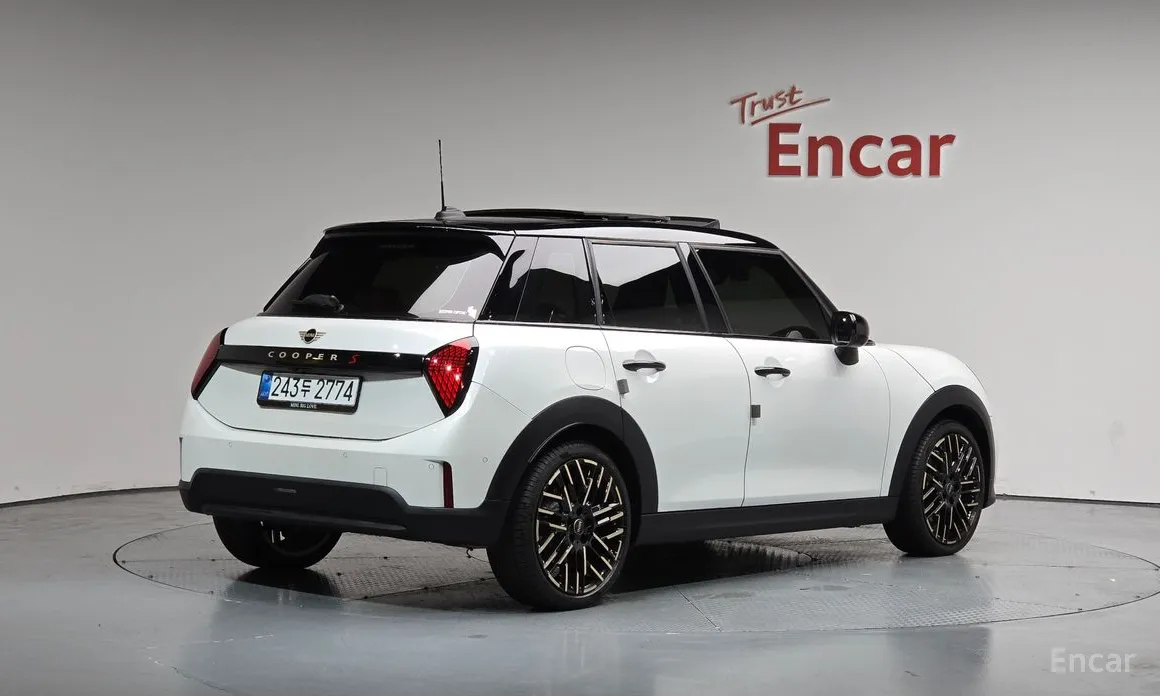 Mini Cooper 2024 5 Door Favoured