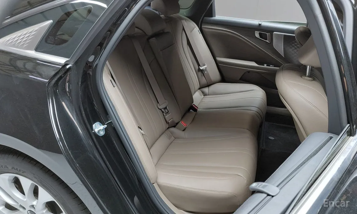 Photo 11 - Kia K8