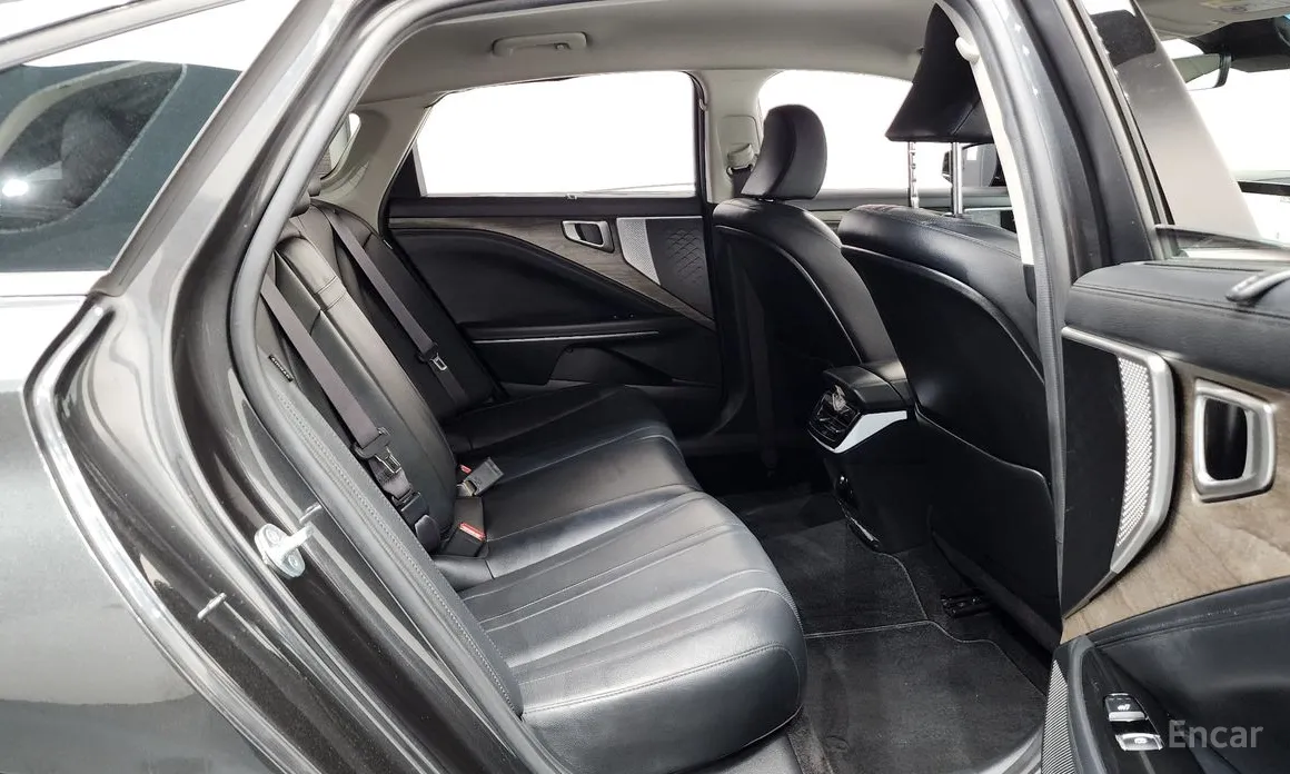 Photo 11 - Kia K8