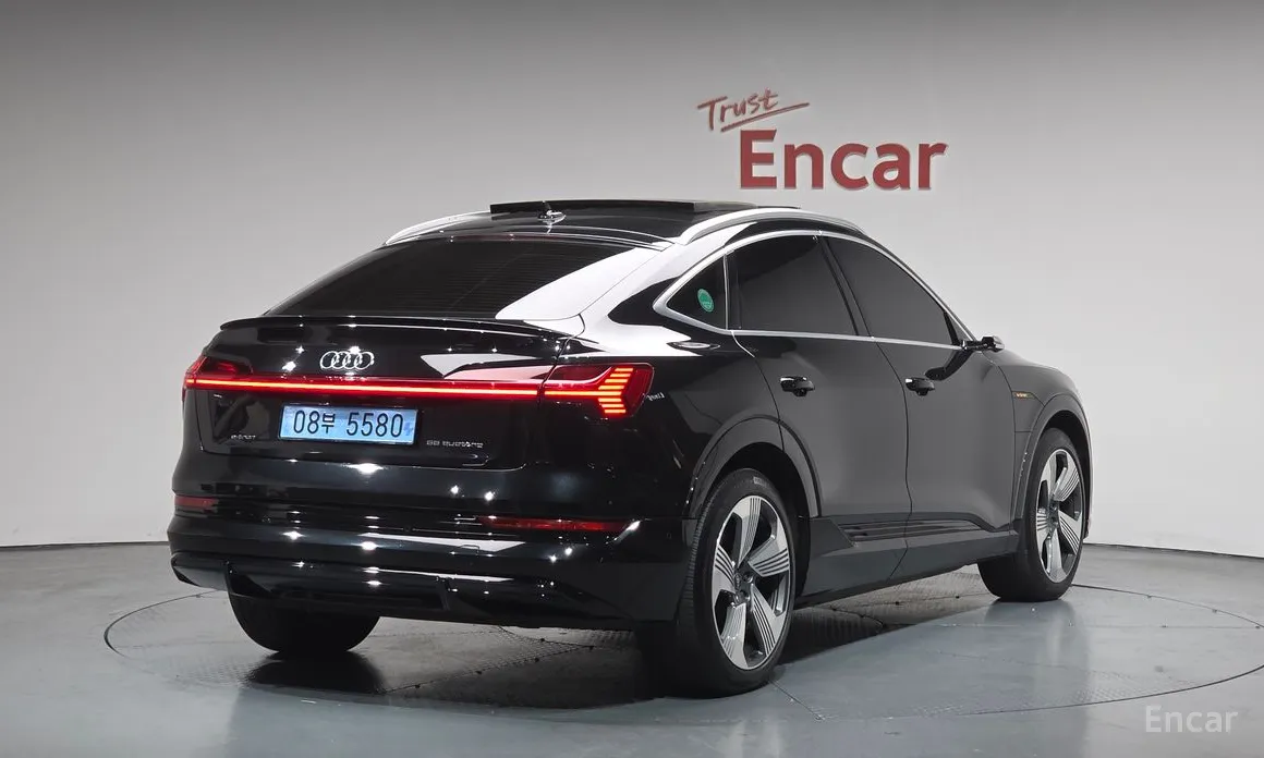Фото 2 - Audi e-tron