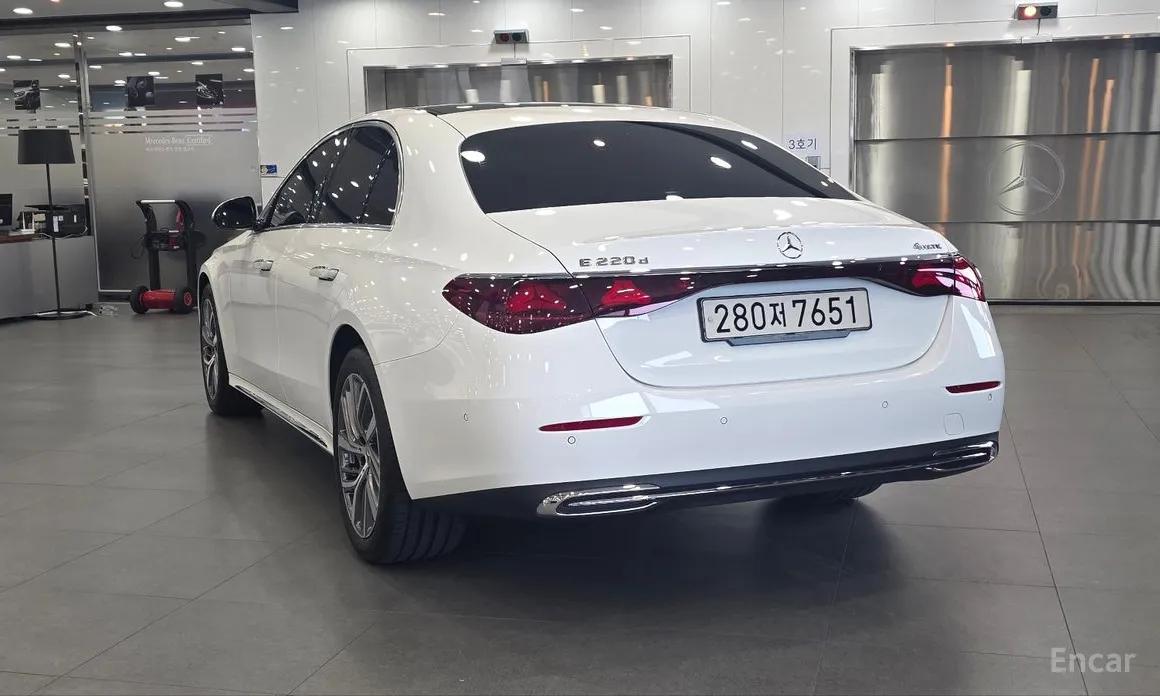 Фото 3 - Mercedes-Benz E-Class